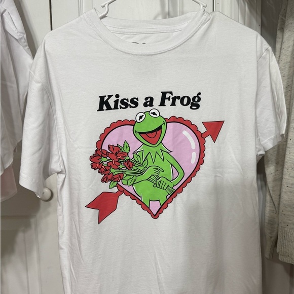 Disney White and Green Short Sleeve Tee Kiss a Frog Size M, 
NWT - Picture 1 of 3